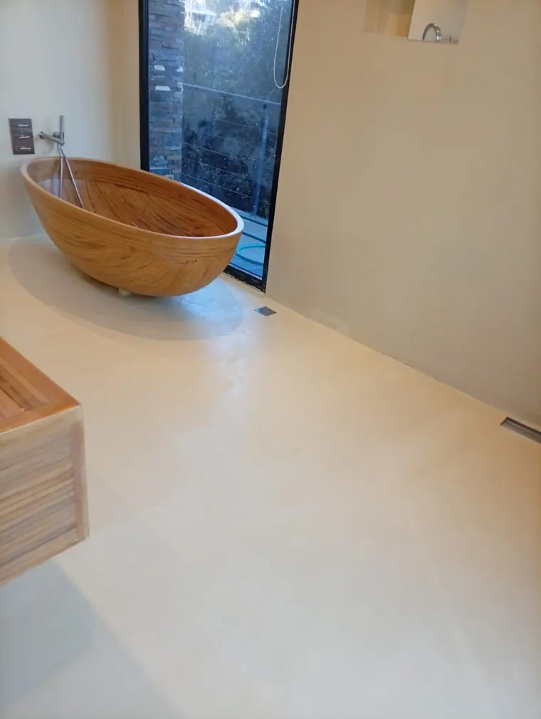 Terminación continua en baño