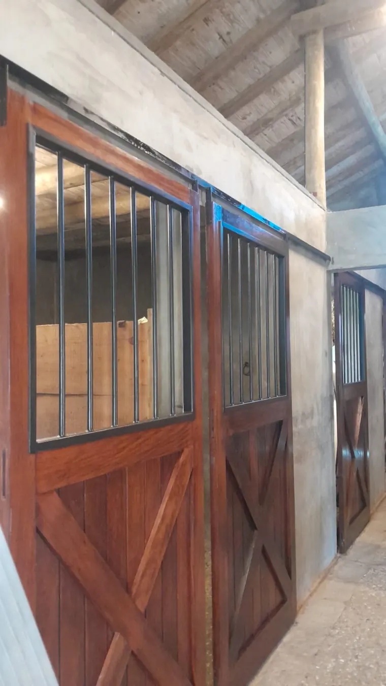 Puerta de madera barnizada con herrajes negros